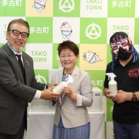 芸能事務所が消毒液を寄贈　コロナ対策で多古町に