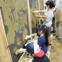 伝統の職人技学ぶ　土壁塗り、木材加工、屋根土葺き　歴史体験館プレイベント　市原