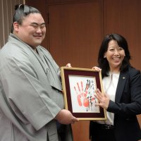 隆の勝関から太田市長に手形がプレゼントされた＝２６日、柏市役所