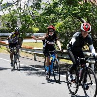 笑顔で坂道を駆け上がる参加者ら
