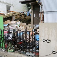 ＜劣悪環境で犬１８匹飼育＞近所で有名な「ゴミ屋敷」　放し飼い　恐怖で引っ越す住民も