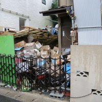 犬１８匹を劣悪環境で飼育　松戸　虐待容疑で５４歳男逮捕「不衛生だが、愛情持って接している」　自身は車上生活
