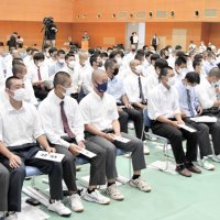 組み合わせ抽選を待つ各チームの主将ら＝２３日、千葉市稲毛区