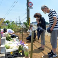 ＜八街児童死傷事故１年＞悲劇繰り返さない　交通安全の誓い新たに　冥福祈り現場で献花　市長や児童黙とう