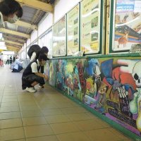 黒板アート　駅通路彩る　高校生ら「６月」テーマ　木更津