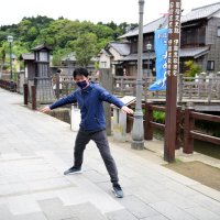 池本が歩測を行った旧宅前。映画のワンシーンを香取市役所の職員にまねしてもらった