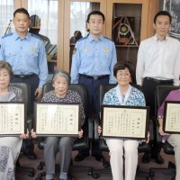 感謝状を渡された（前列左から）沼尻さん、小見山さん、平野さん、篠田さん。後列中央は前田署長＝３１日、柏署