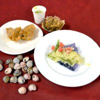 イボキサゴの出汁を使ったリゾット（右）や明石焼き（奥）などの縄文グルメ。手前はイボキサゴの貝殻