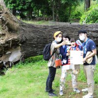 ロゲイニング・イベントのチェック地点となった朝生原小学校跡地に到達した家族＝４日、市原市