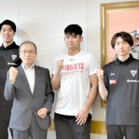 今季の地元からの応援に感謝し、来季の巻き返しを誓ったジェッツの選手ら＝８日、船橋市役所