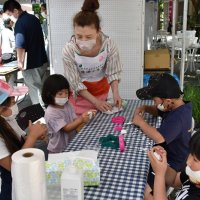 石けんづくりのワークショップに参加した子どもたち＝印西市
