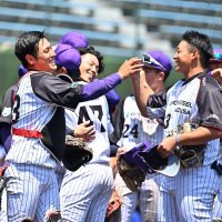 日本製鉄かずさマジック―テイ・エステック　本戦出場を決め喜ぶ日本製鉄かずさマジックナイン＝大宮公園