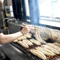 調理場で焼き上げられるウナギ