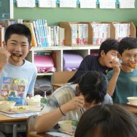 児童「シャキシャキだね」　多彩タマネギ給食に笑顔　白子