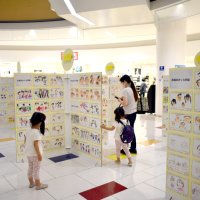 家族の似顔絵、園児描く　千葉、個性豊かな１５００点展示