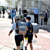 登校児童の安全確保　船橋重点見守り開始　署員と市教委　【輪禍を絶つ　八街事故１年】