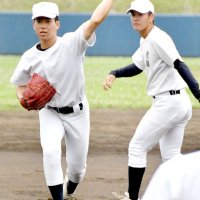 守備練習する関根（左）ら