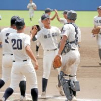 中央学院―市船橋　４強入りを決めて、喜ぶ市船橋の森本哲星（中央）ら＝県総合ＳＣ