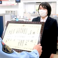 電話de詐欺被害未然防止で行員２人に感謝状　勝浦署