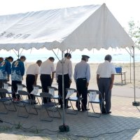 安全祈願を行う町幹部ら＝１日、九十九里町の片貝海水浴場