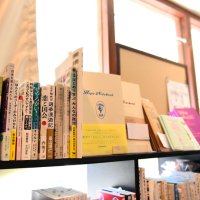 店には政治や選挙に関する本も並ぶ。関口さんのこだわりで「ヘイト本」は置かれない