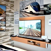 ベッド前のテレビでは運転士研修用の非売品動画を視聴できる