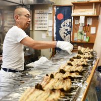 土用丑の日、香ばしい匂いに誘われ列　佐原・小野川沿い「やま川」