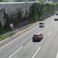渋滞で停止中のバイクに乗用車追突　５人死傷　千葉市の東関道