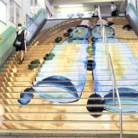 「しゅわ～」っと猛暑に清涼感　ＪＲ木更津駅　階段アートでラムネ瓶