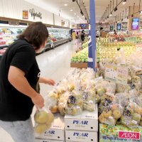 ひょうで傷ついた「市川の梨」の特設売り塲＝イオン市川妙典店