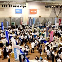 進学フェアに６２５０人　１５５校が出展、受験案内　千葉市の幕張メッセで７日まで
