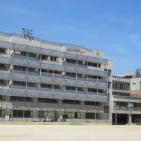 市川市の閑静な住宅街の一角にある校舎。学園名に合わせ、校章のデザインは波間から出る日の出の意匠が描かれている