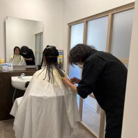 ヘアカットをしてもらうウクライナ避難民の少女（ＣＥＰホールディングス提供）
