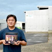 収穫後の生姜を冷凍保管する「カネタタカヤス」の高安専務取締役＝八街市