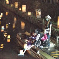【写真多数あり】水面照らす４００個、願い乗せ幻想的に　香取・佐原の小野川で灯籠流し