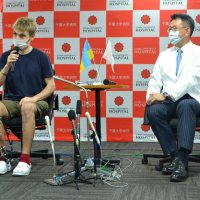【詳報】負傷のウクライナ避難民、千葉大病院を退院　国花ヒマワリを手に笑顔　「支援、人生最後まで覚えている」