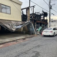 台風８号の強風による影響で建物の一部が隣家に倒れた＝１４日、香取市佐原（画像を一部加工しています）
