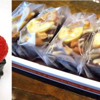 小学生チームが考案したぺろぺろケーキ（左）、中学生チームが考案したブラウニー