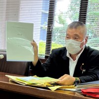 辞職勧告決議後、記者団に見解を述べる岡前議長＝１日午前、市原市議会棟