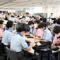 日本を経由する北米・アジア間の外国人の動きが盛んになり、客室乗務員の姿が増えてきたＡＮＡ成田スカイセンター