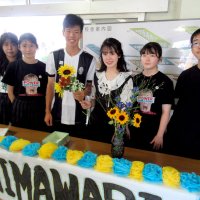 文化祭でウクライナ支援　募金お返しにステッカー　市川・国分高校のグループ「ＨＩＭＡＷＡＲＩ」