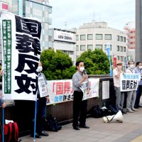 ＪＲ津田沼駅前で４団体が抗議活動　安倍氏国葬