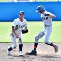東邦大東邦―市船橋　２回表東邦大東邦１死二塁、中前打を放ち、相手の送球間で二塁に進む佐甲（右）＝千葉県総合ＳＣ