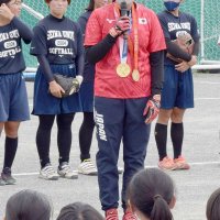 二つの金メダルを披露し中学生らにアドバイスを送る峰さん