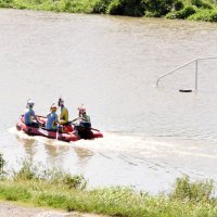 大雨で増水した江戸川の河川敷で、南さんの捜索にあたる捜査員＝２５日午後１時１０分ごろ、流山市