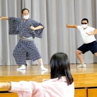 歌舞伎って面白いよ！　市川門之助さん特別授業　演技指導や歴史紹介　勝浦３小学校で