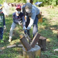 まき割り、丸太輪切り…　「八街の森」で自然体験