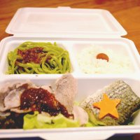 子どもたちに提供した弁当は、小松菜を練り込んだパスタやスズキなど地場産品をふんだんに使用