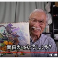 描いた水彩画を手に語りかける柴崎さん（ユーチューブチャンネル「Ｗａｔｅｒｃｏｌｏｒ　ｂｙ　Ｓｈｉｂａｓａｋｉ」から）