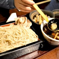 お玉ですくったつけ汁の具材は八千代市産の梨
